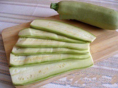 Maximum pleasure - minimum calories: zucchini rolls with chicken