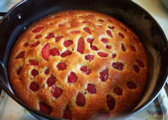 Easy to make strawberry pie, but such delicious!