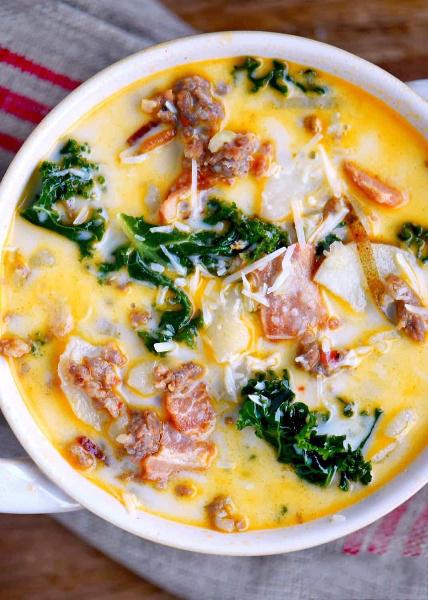 One Pot Olive Garden Zuppa Toscana Soup with bacon, sausage, potatoes ...