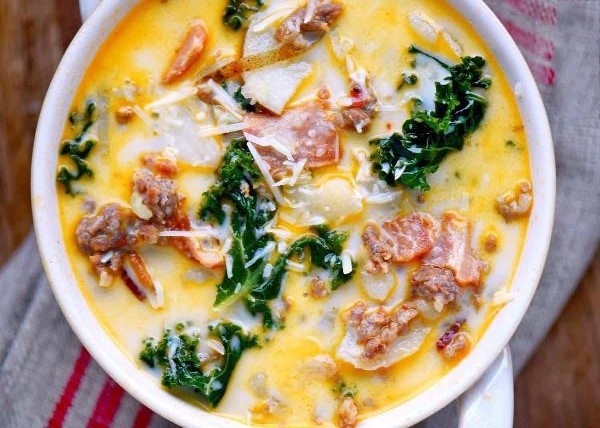One Pot Olive Garden Zuppa Toscana Soup with bacon, sausage, potatoes ...