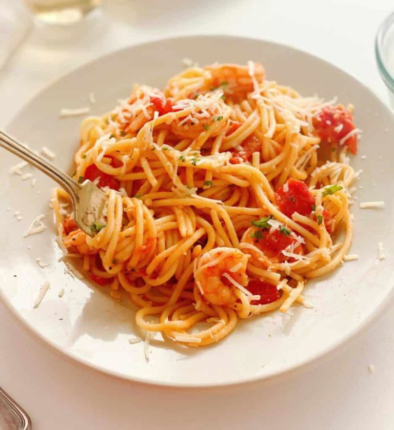 Spicy Shrimp Pasta with Tomatoes - TASTYDONE