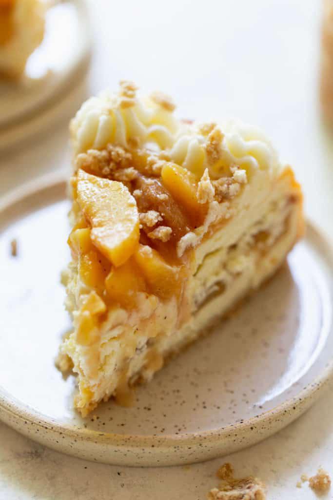 Crispy and Crumbly Peach Cobbler Cheesecake
