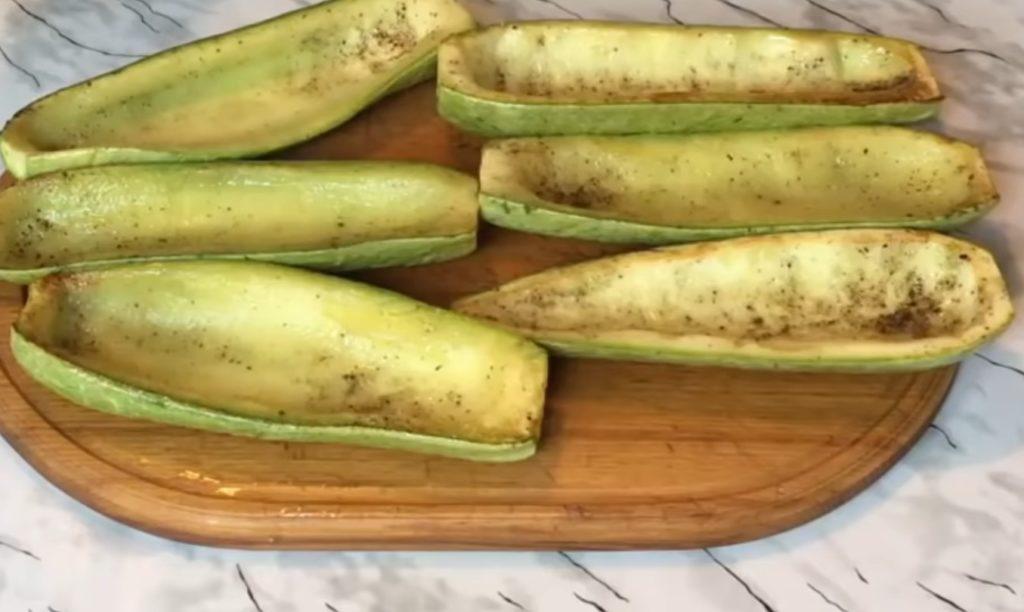Delicious zucchini stuffed with chicken and cheese