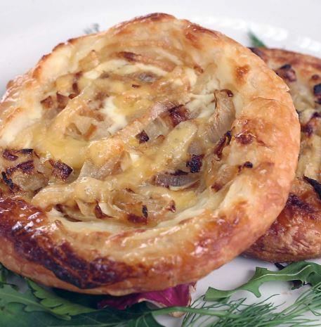 Mini pizza with onions and cheese