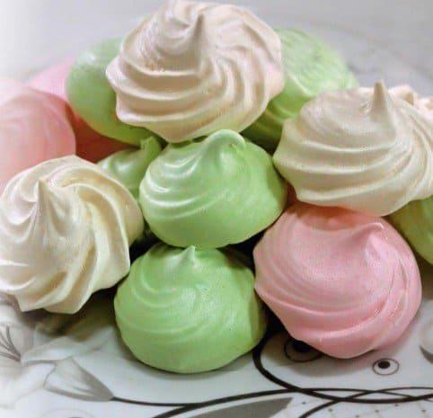 A simple recipe for homemade multicolored meringue