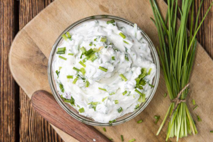 Quick to make cottage cheese dip with garlic and herbs