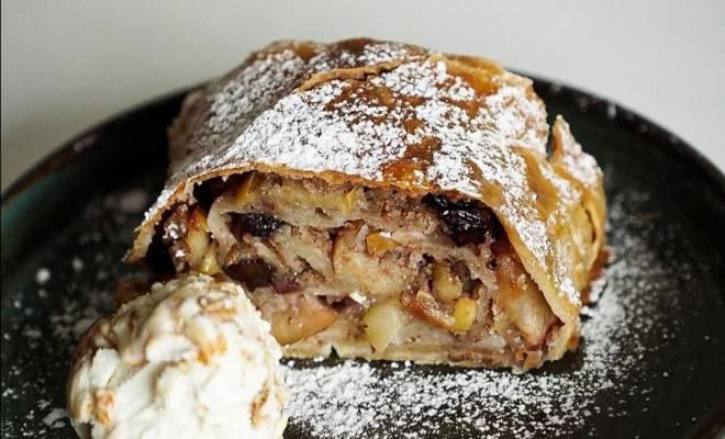 Roll with apples, raisins and nuts (Strudel)