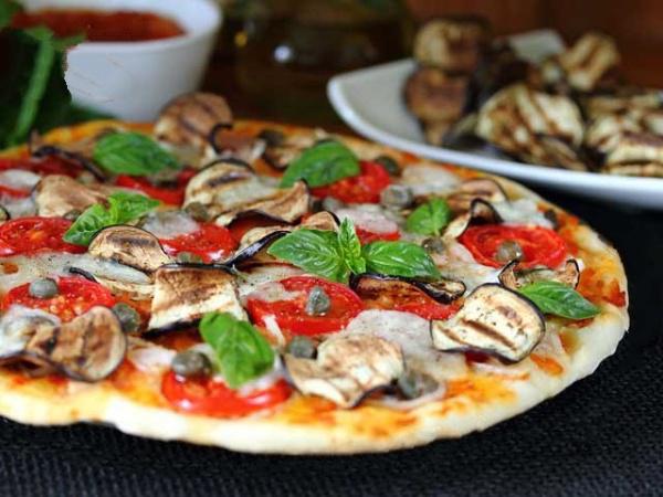Quick tomato and eggplant pizza with homemade dough