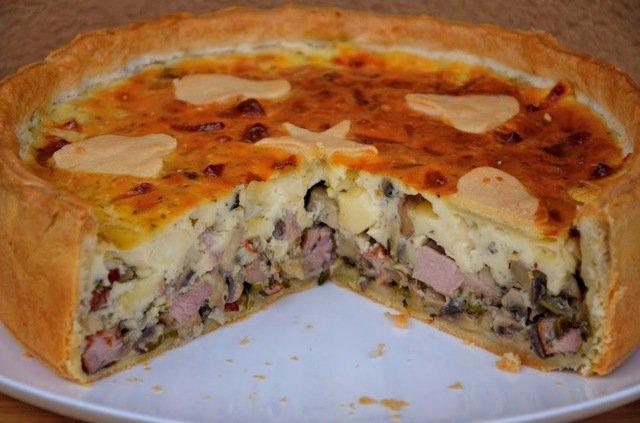 Pie on shortbread dough with mushrooms, ham and cheese