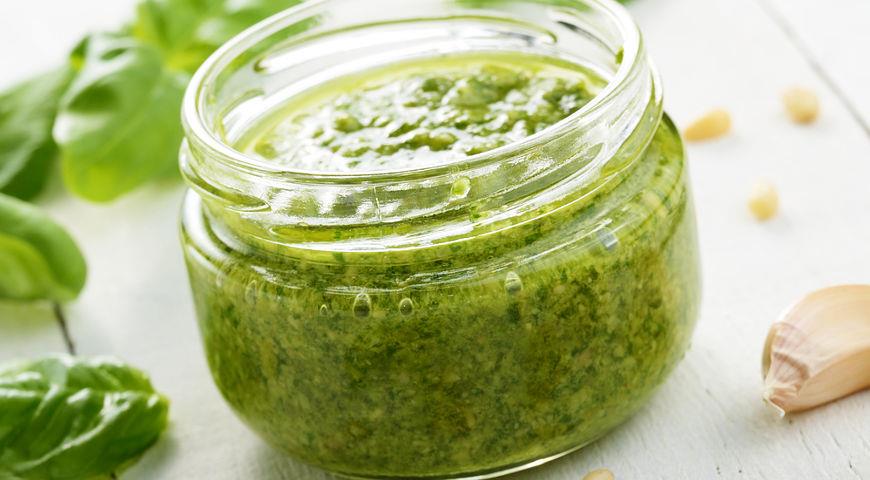 The legendary classic recipe for pesto sauce. No one has ever come up with a better one!