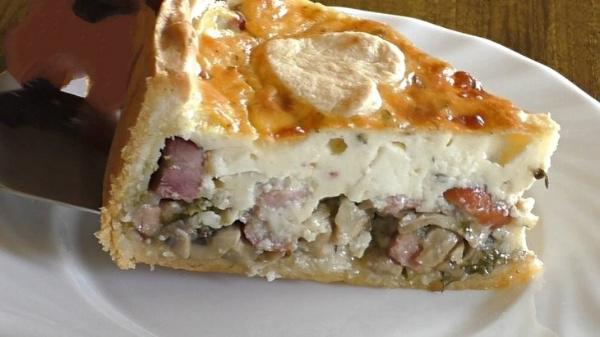 Pie on shortbread dough with mushrooms, ham and cheese