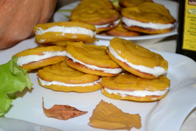 Pumpkin cookies with cream filling