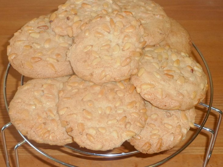 Cookies with pine nuts and brown sugar