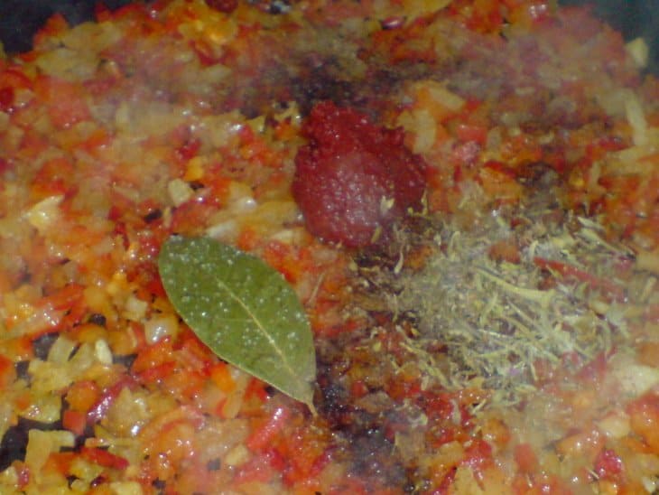 Spicy Italian vegetable snack "Peperonata"