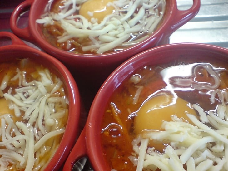 Baked tomato soup with egg and cheese