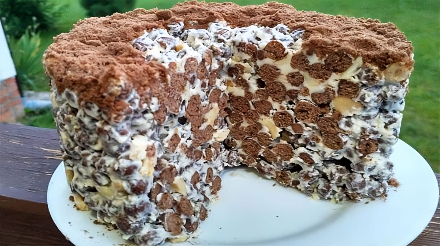 Make sure to try this crunchy cake made of chocolate balls with peanuts