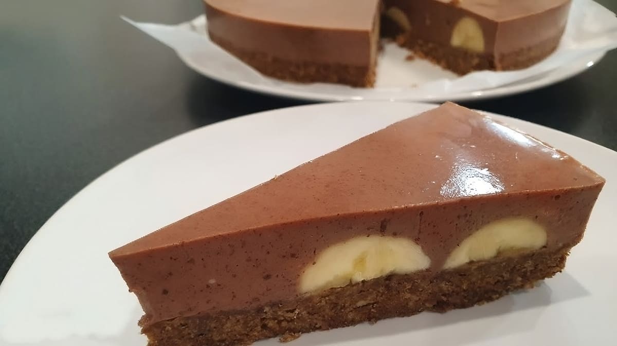 Soft No-Bake Chocolate Banana Cake