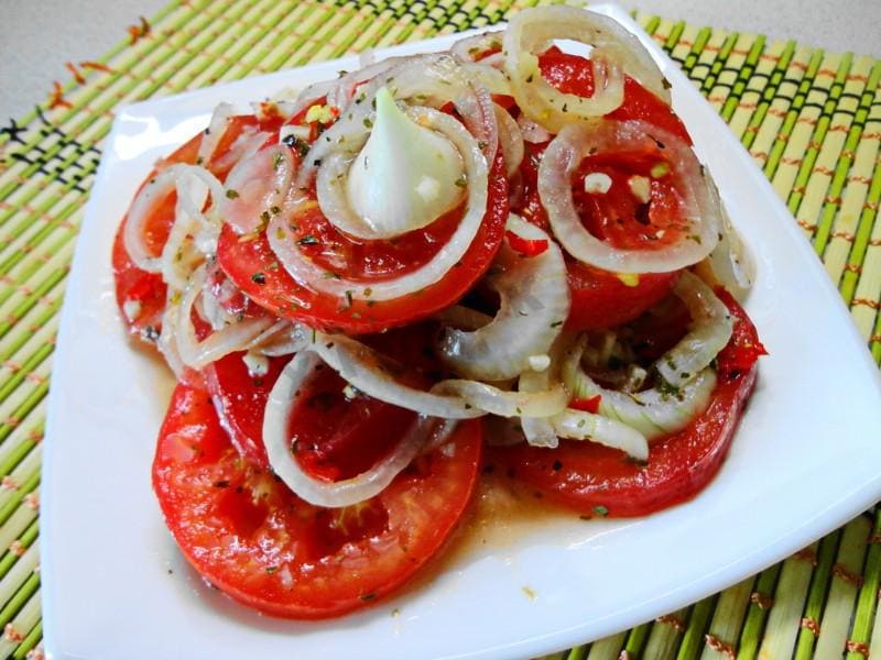 Prepare a delightful tomato and onion salad as a perfect side dish for your meat dishes. You'll love the result!