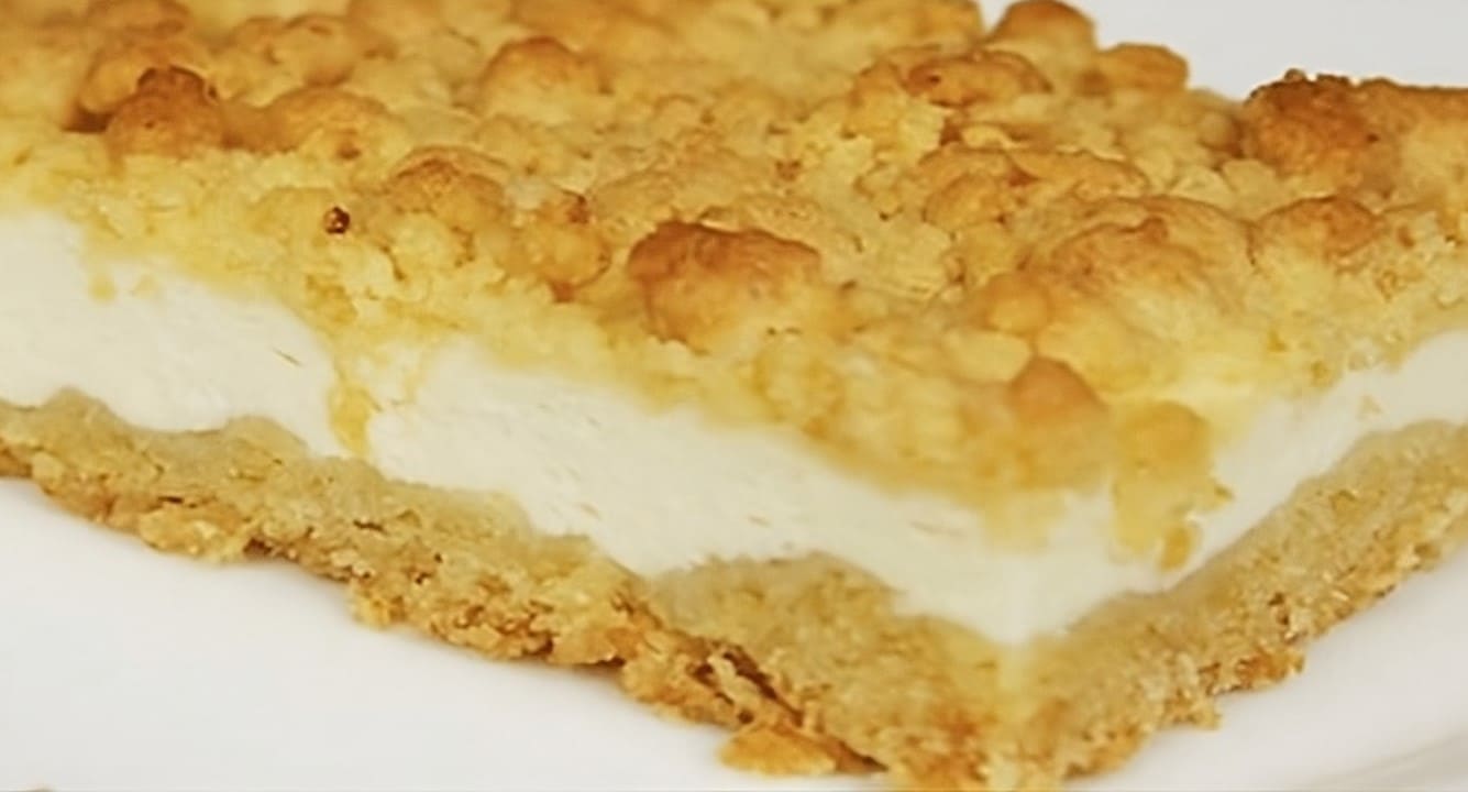 Delicious Cottage Cheese Pie with Crumbly Topping – A Pleasure to Make!
