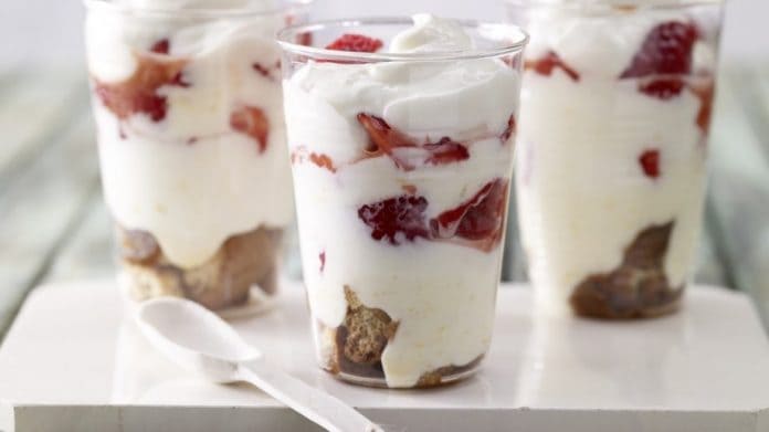 Amazing Summer Strawberry Quark-Coffee Dessert: Pure Bliss!