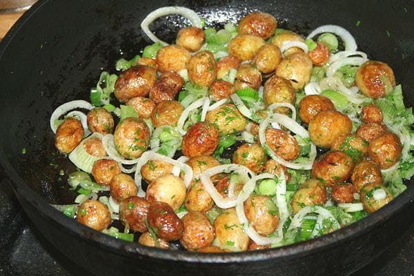 Fried Young Potatoes with Garlic and Herbs