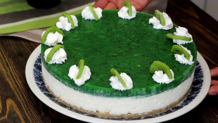 No-Bake Refreshing Kiwi Cheesecake: A Delicate Delight with Minimal Effort!