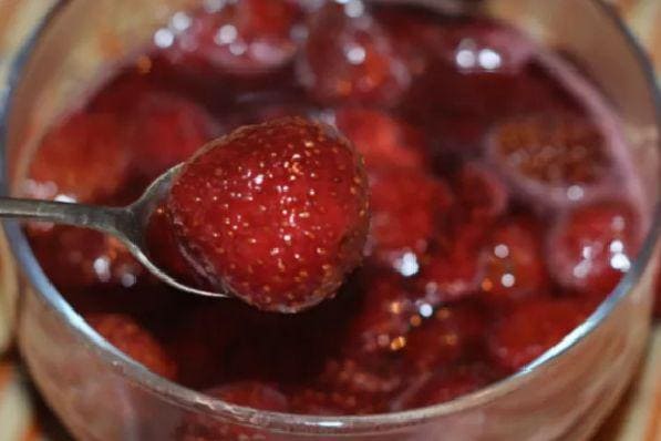 No-Cook Strawberry Jam: A Fragrant and Vitamin-Rich Delight!